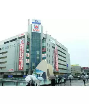 雨の中でも開店前に約1000人の行列、ヤマダデンキ「LABI藤沢」が6月2日にオープン