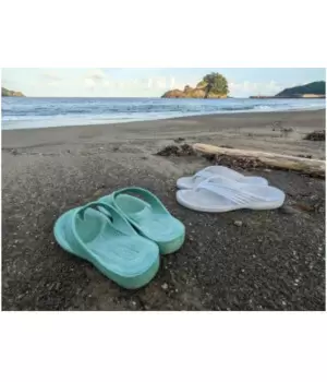最強のサンダル「ギョサン」の魅力とは？海も川もこれさえあれば無問題！