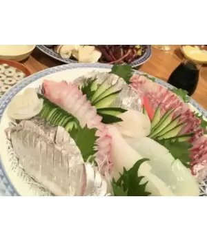 伊勢海老にアオリイカ！ 絶品海鮮ディナーと“赤の絶景”を楽しむ漁師町のクリスマス