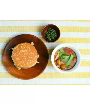 ビッグマックが罪悪感ゼロに!? 野菜たっぷり「赤だし味噌汁」と食べるハンバーガー