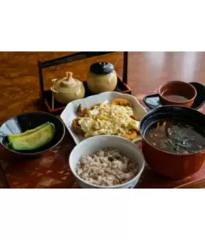 味噌汁を置く位置は右か左か？　お膳に並べる味噌汁の位置が話題に