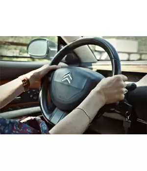 運転時の「手をあげて感謝」は生意気なの？ 道を譲ってもらった際の「感謝の仕方」が難しい