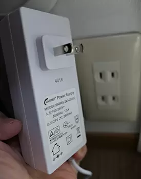 この通りコンセントの2口をふさいでしまう