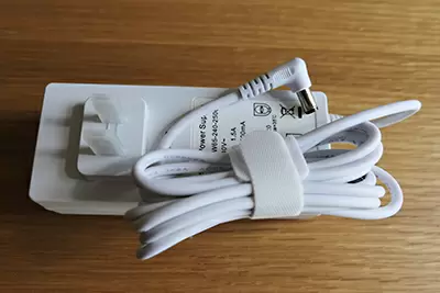 ケーブルをまとめるバンドがあるので収納しやすいが、アダプターはもう少し小さくしたい