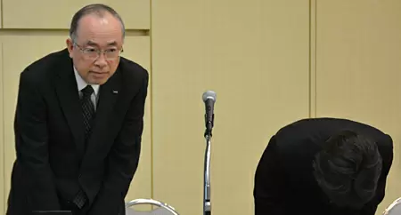 謝罪する技術統括本部の嶋谷本部長とプラットフォーム開発本部の住吉浩次本部長