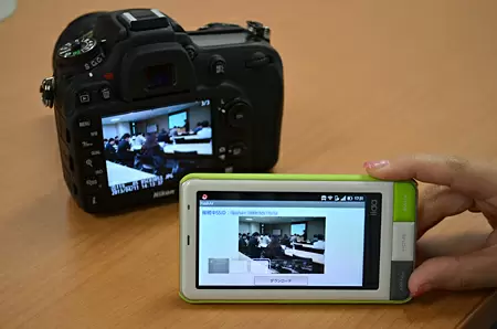 デジタル一眼レフカメラと「FlashAir」を組み合わせてイベントの写真をスマートフォンなどで共有しよう