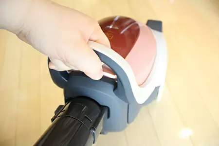 本体と一体化した固定のハンドルのおかげで、持ち運びながら掃除しやすい