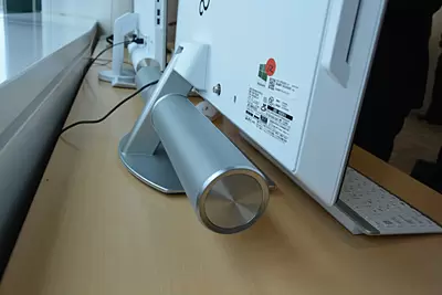 液晶の背面にハイパワースピーカーを搭載