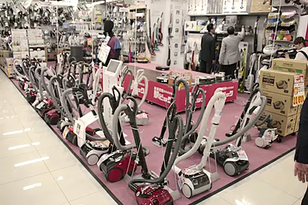 各社の製品がずらりと並ぶ掃除機コーナー