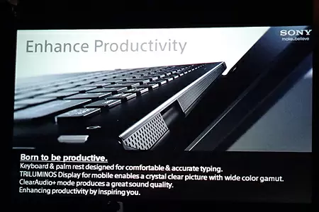 液晶ディスプレイをオープンするとキーボード面がわずかに傾斜する。スピーカーはヒンジ部に搭載する