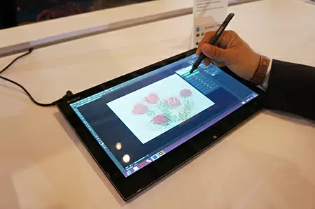 タブレットモードでペン入力。「VAIO Duo 13」はペンスタンドを本体に装備している