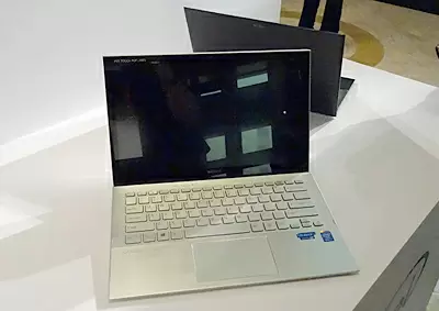 新登場の「VAIO Pro 13」（前）と「11」。キーボード部はアルミ素材を採用している