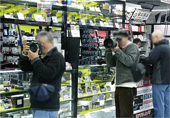 ヨドバシカメラマルチメディア仙台では一眼レフを手に取るお客様が多い