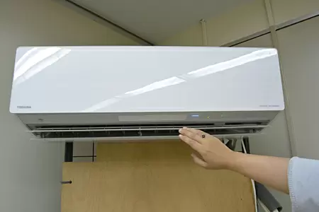 吹出し口から冷たい風が流れる