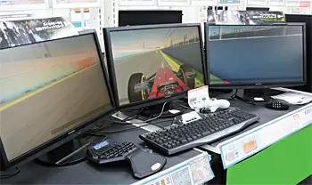 ドスパラ札幌店ではマルチディスプレイで楽しむゲームをアピール
