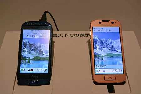 「新らくらくタッチパネル」を採用した夏モデル（右）