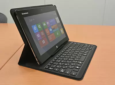 キーボードとタブレットは強力な磁石でしっかり固定される