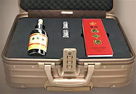 シャンパンゴールド色の「養命酒オリジナルアタッシュケース」