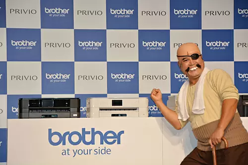 丹下段平の姿で新製品を紹介する山崎弘也さん