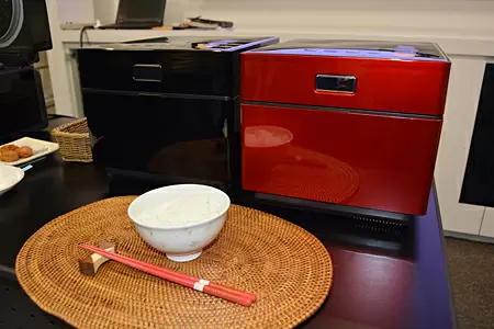 三菱の本炭釜採用の「NJ-XW104J」（左）と備長炭 炭炊釜採用の「NJ-XS104J」