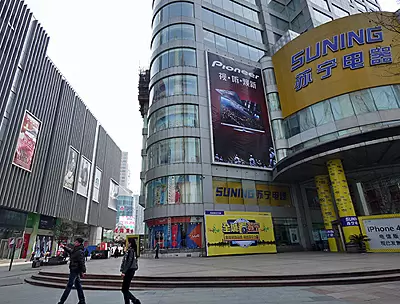 中国の大都市を歩けば、至るところに蘇寧か国美の店舗がある（蘇寧電器南京新街口店）