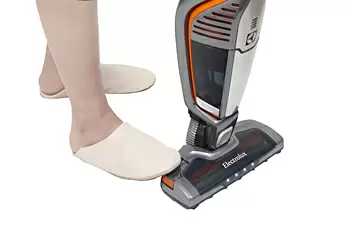 ペダルを踏んでブラシに絡まった髪の毛を取り除く