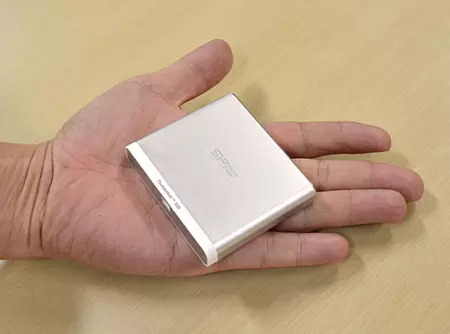 手のひらにすっぽり収まるコンパクトサイズ