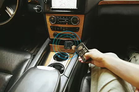 クルマの中でスマートフォンの音楽を楽しめる（イメージ）