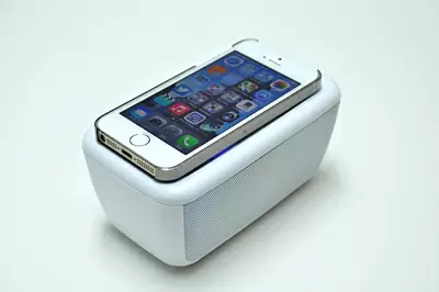 iPhone 5sが天面にぴったり置けるほどのサイズ