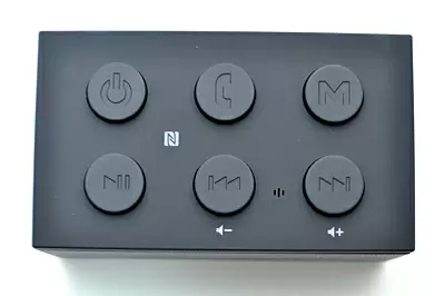 天面に操作ボタンやNFCアンテナを設ける