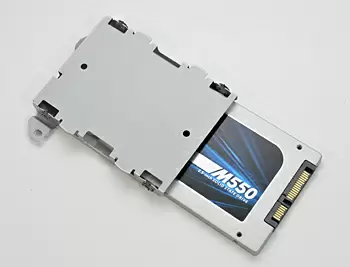 SSDをステーに取り付けたらPS4に戻す