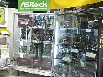 マザーボードを、箱に入れずにそのまま展示する