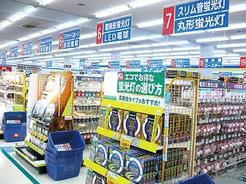 電球や乾電池などの消耗品コーナーをレジ近くで目立つように配置