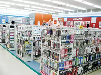 スマートフォンコーナーでは、ケースなどのアクセサリを拡充