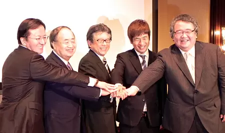 佐藤辰男KADOKAWA相談役と、ドワンゴの川上量生会長、KADOKAWAの角川歴彦会長 