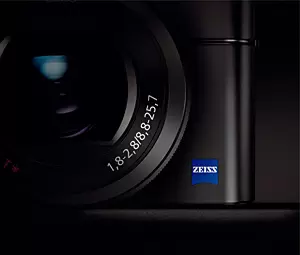 F1.8～2.8の明るいレンズを採用