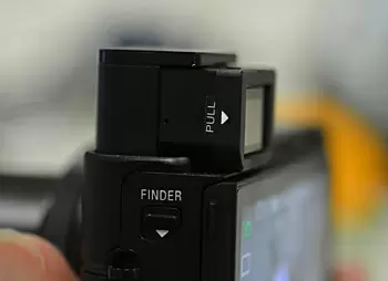 有機ELの収納式EVFは144万画素