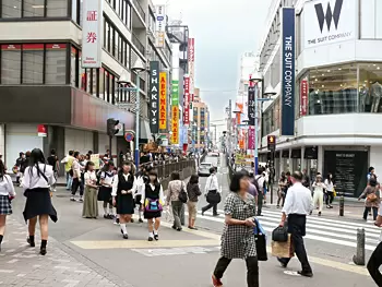 多くの人で賑わう横浜駅西口周辺