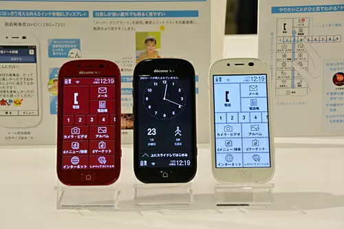 カラーはレッド、ブラック、ホワイトの3色