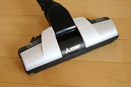 ダブルの吸引口構造はパワーブラシ内二つの吸引口で吸引するので、前面の幅いっぱいまで吸引の効果が届く