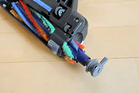 回転ブラシは、ロックを外して引き出すだけで毛がらみが取れる