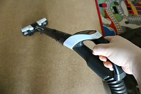 メイングリップは、ふだんの床掃除でする前後の動きがしやすい