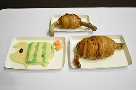 カフェ&バーでは「こんがり肉」など、「モンハン」にまつわるフードやドリンクを提供