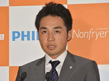 「ノンフライヤー」の売れ行きを説明する伊藤マネージャー