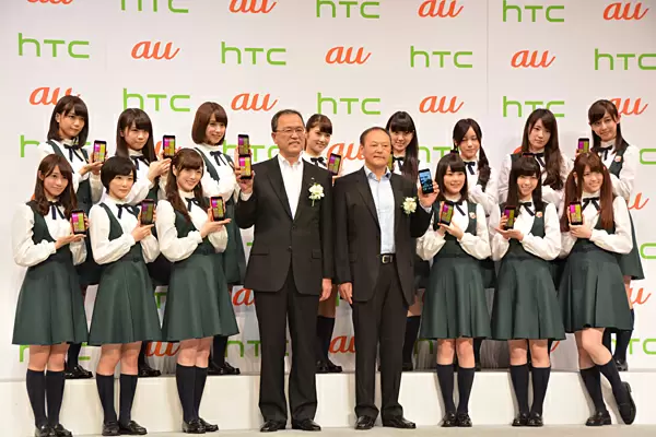 乃木坂46に囲まれる田中社長（左）とチョウCEO（右）