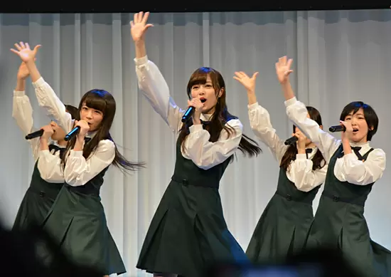 新曲を披露する乃木坂46