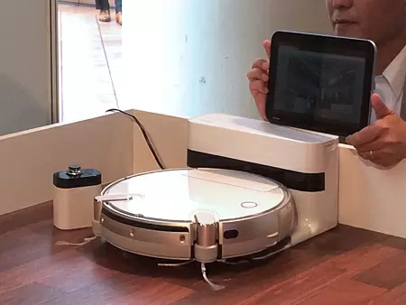 充電ステーションで吸引したゴミを自動回収