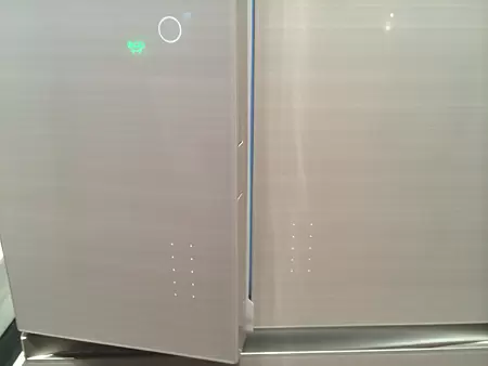 発光パネルに触れるだけで扉が自動で開く