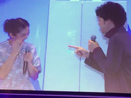 偶然、扉のタッチパネルの存在が明らかになって驚いたという二人