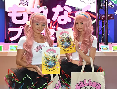 東京ゲームショウ2014のブースに立つ「ガルボアガール」